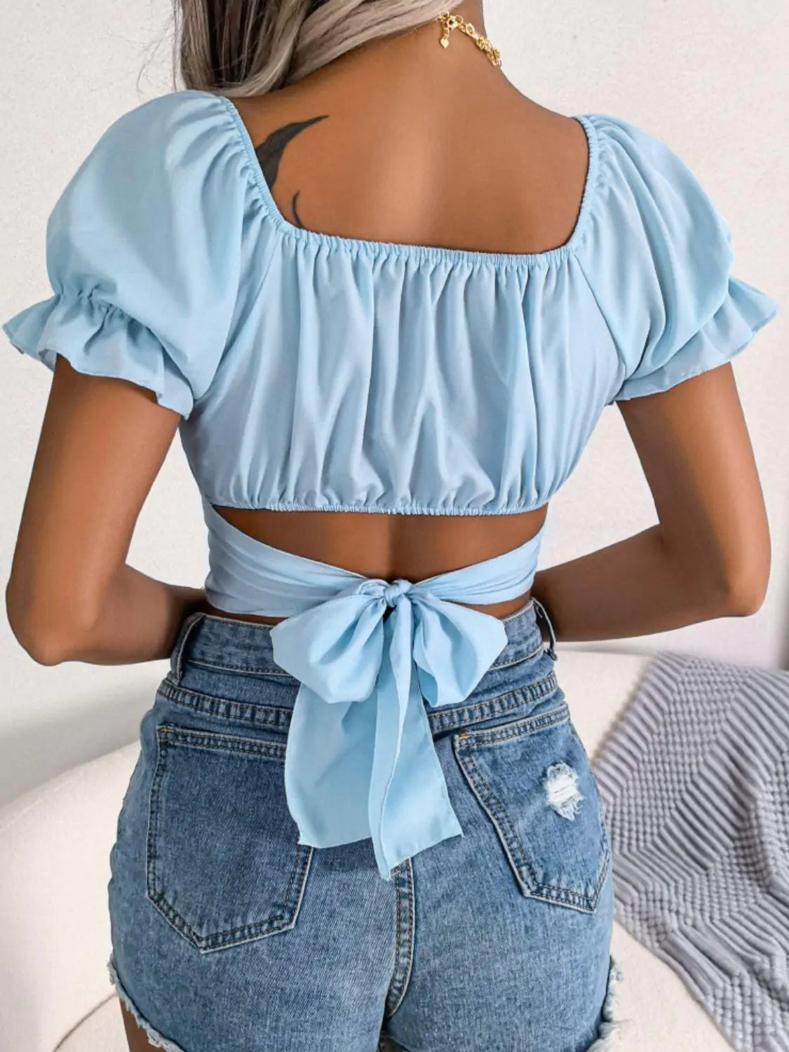 Cropped top met vierkante hals en gekruiste volantmouwen